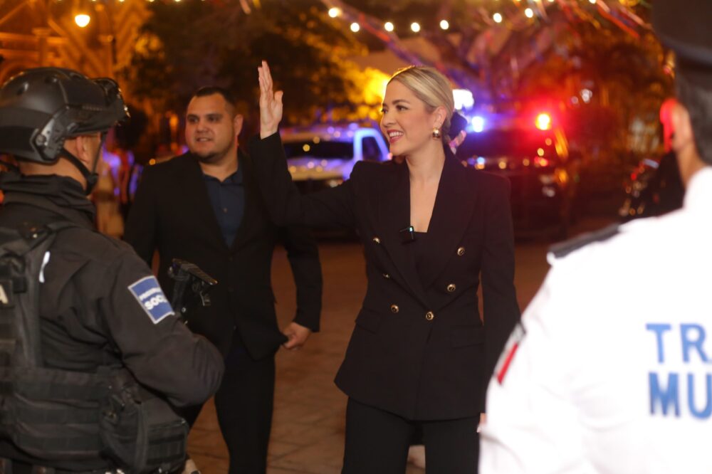 La Presidenta Municipal de Mazatlán, Estrella Palacios Domínguez, preside el protocolo de toma de mando de la Secretaria de Seguridad Pública.