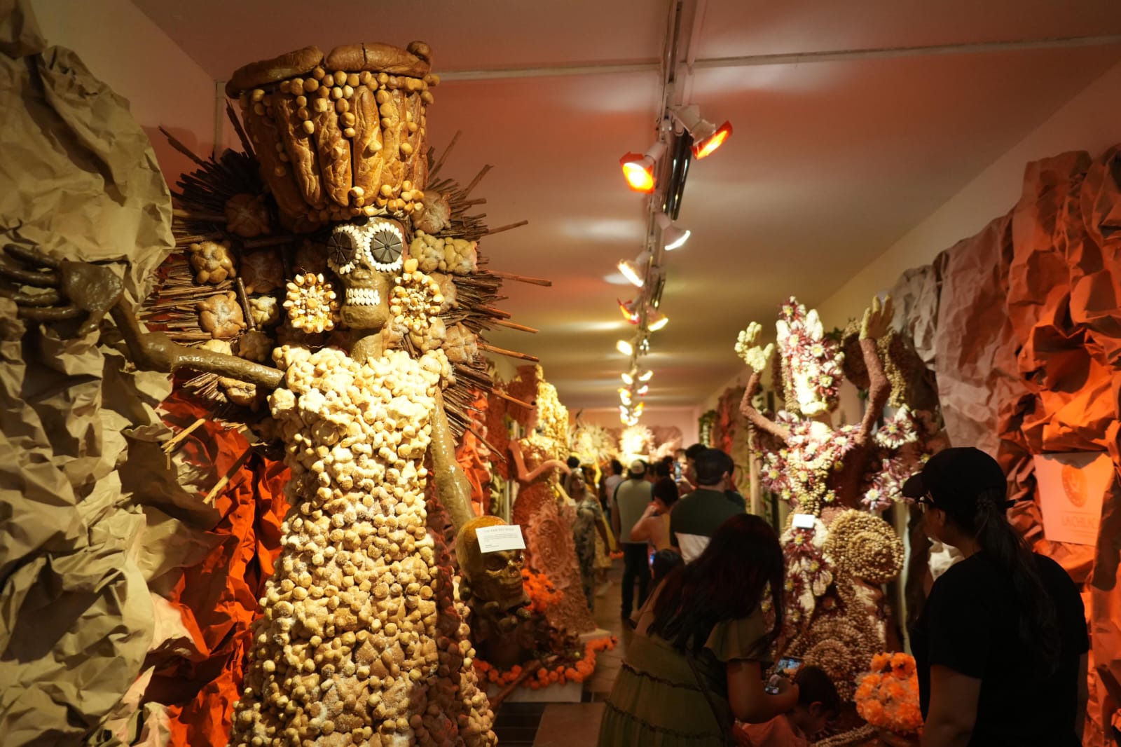 La exposición "Raíces del Inframundo" es una experiencia única que combina arte, tradición y gastronomía.