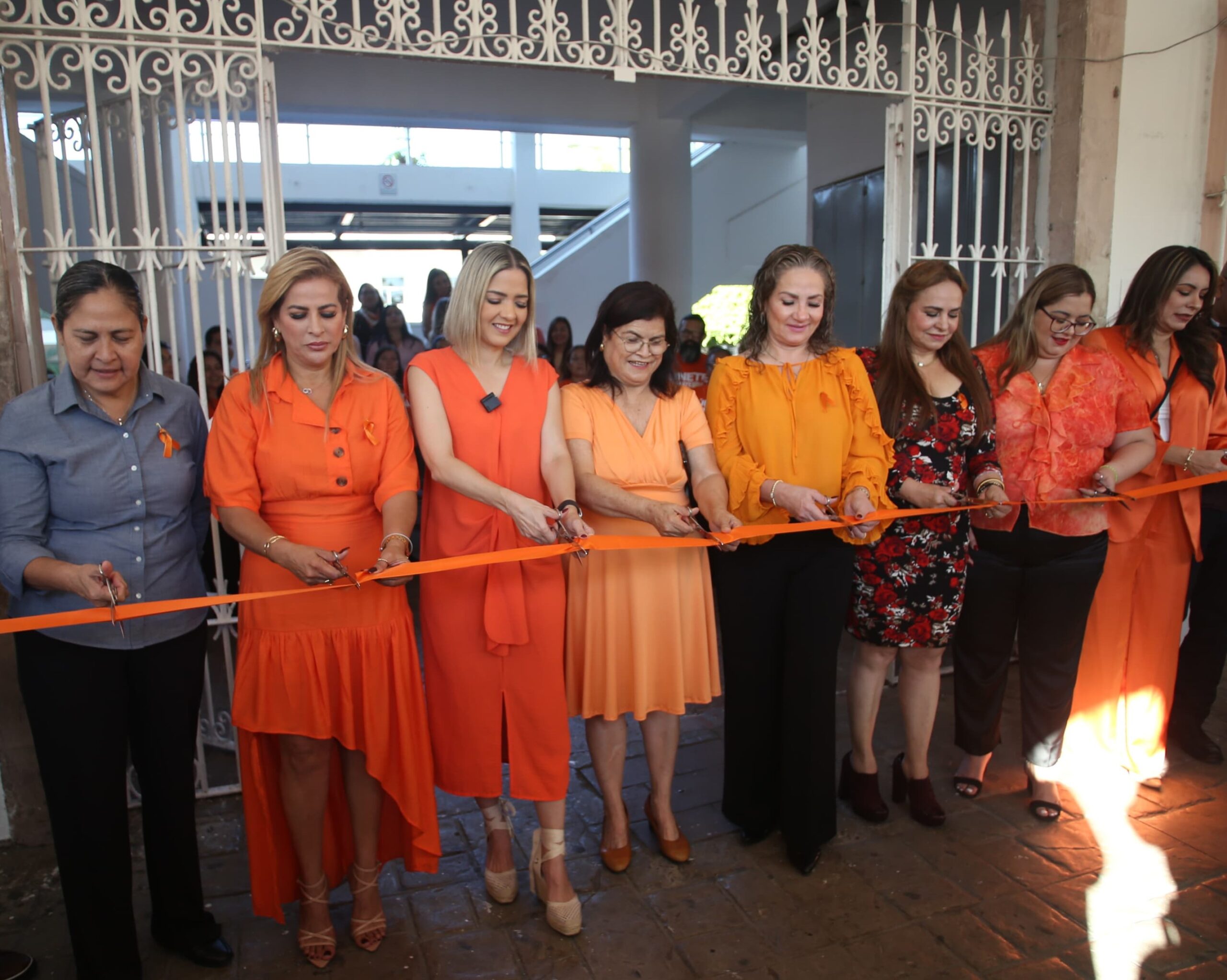 Hoy lunes, a las 16:30 horas, se realizará la caminata del Monumento a la Mujer Mazatleca hacia el Palacio Municipal, y a su vez, se iluminarán de naranja estos emblemáticos lugares.