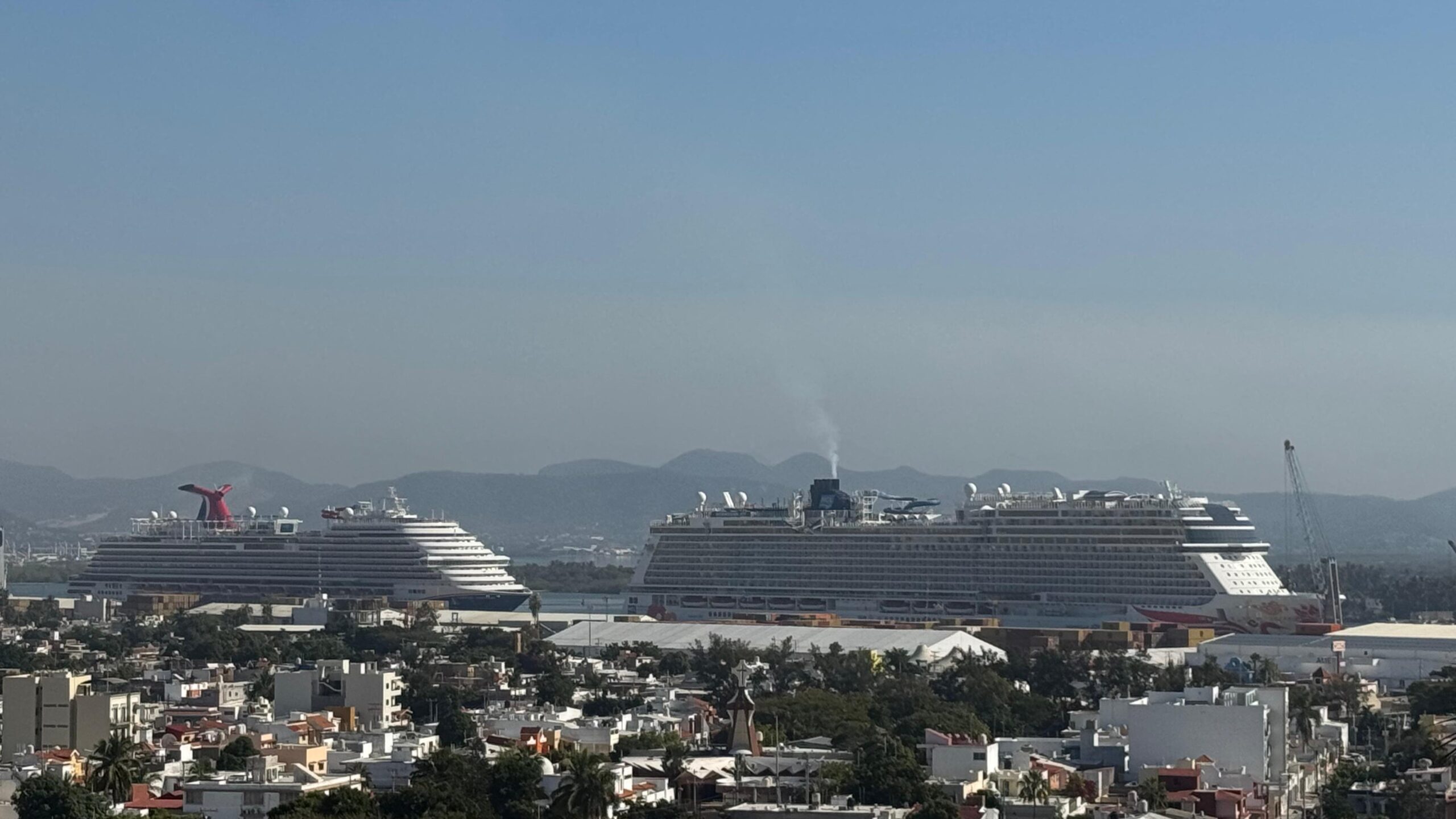 El puerto de Mazatlán recibió esta mañana los cruceros turísticos “Norwegian Joy y el “Carnival Panorama”,