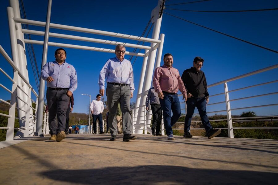 Rocha inaugurando obras