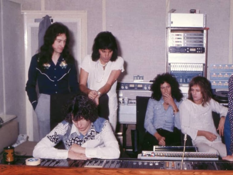 El productor en los controles con los miembros de Queen